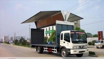 7.6米箱式车货物运输